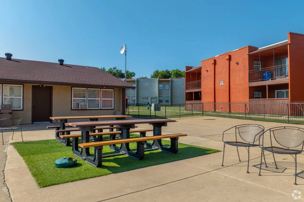 Apartment for rent at 400 N Merrill Ave, Duncanville, TX 75116