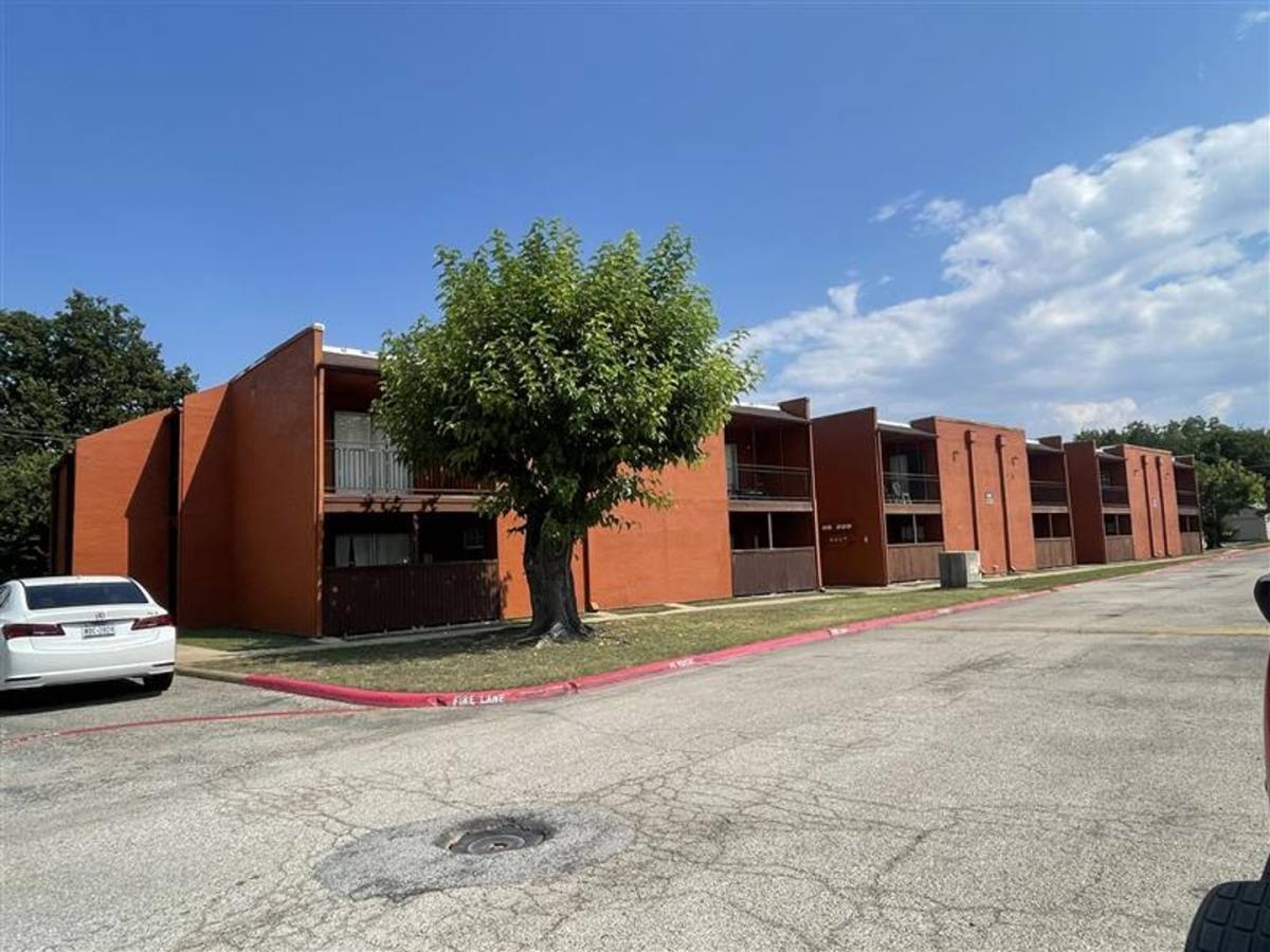 Apartment for rent at 400 N Merrill Ave, Duncanville, TX 75116