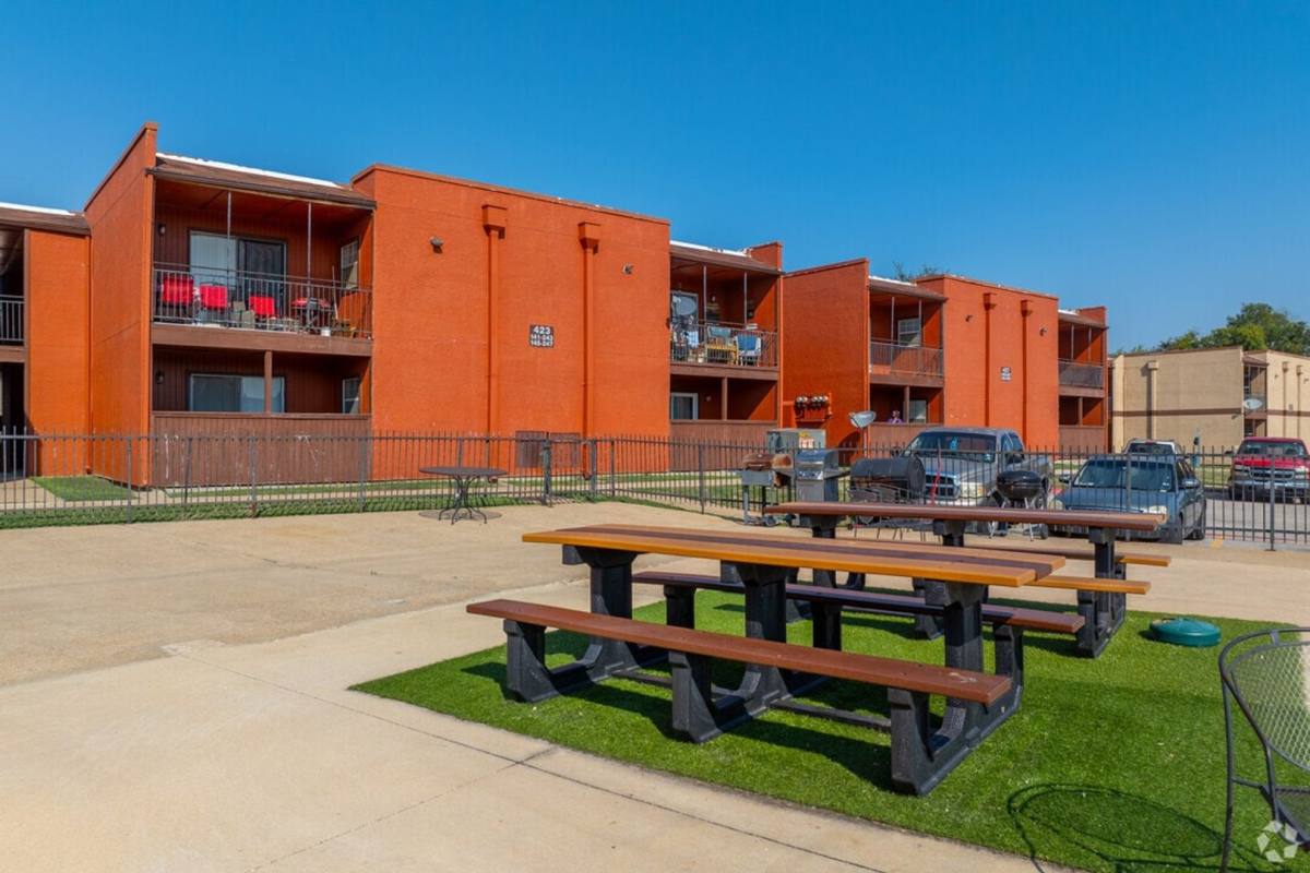 Apartment for rent at 400 N Merrill Ave, Duncanville, TX 75116