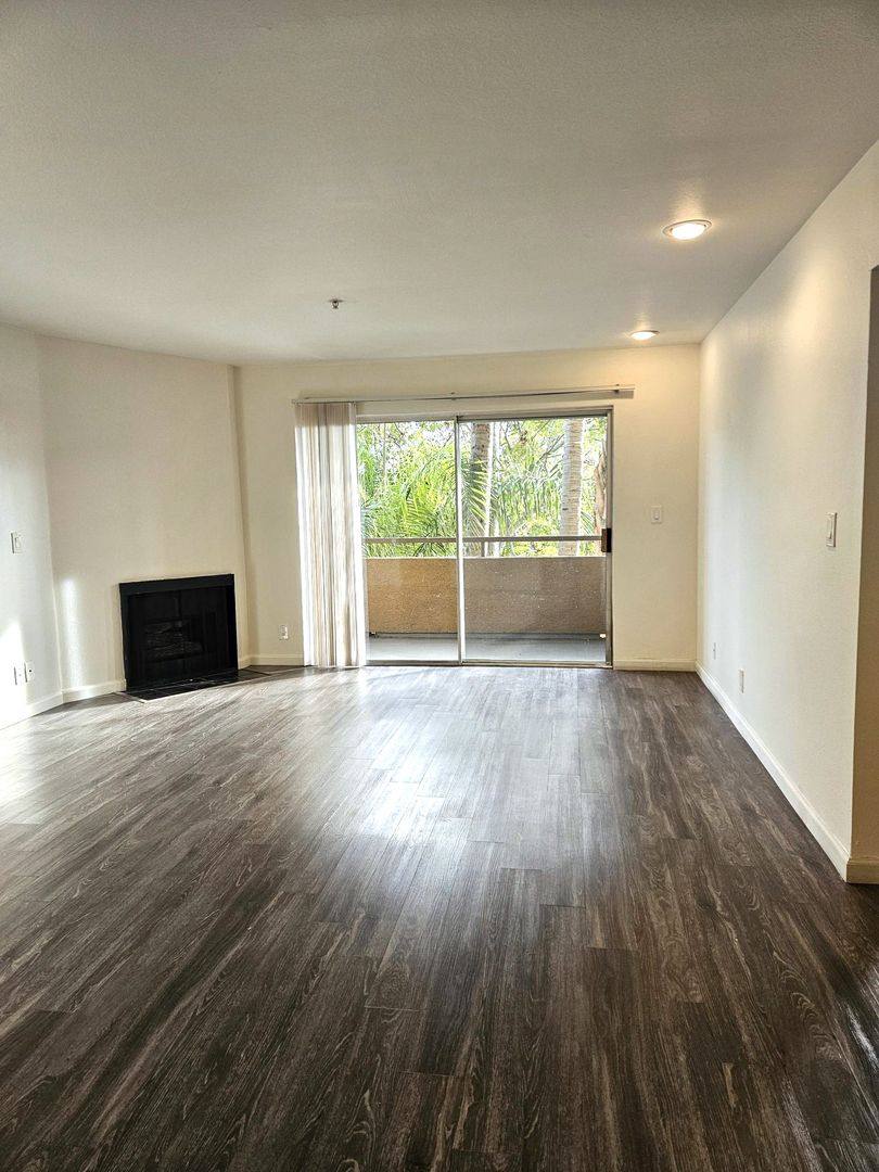 Apartment for rent at 6619 Leland Way, Los Angeles, CA 90028