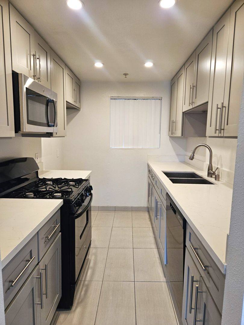 Apartment for rent at 6619 Leland Way, Los Angeles, CA 90028