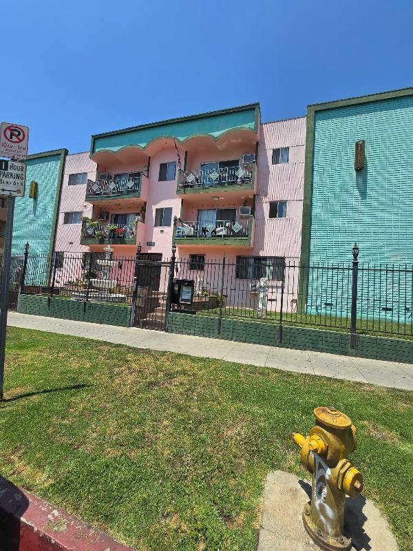 Apartment for rent at 701 S Oxford Ave, Los Angeles, CA 90005
