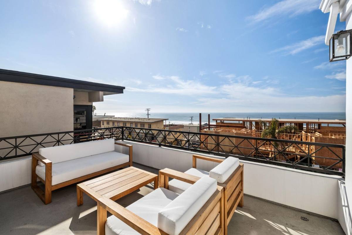 House for rent at 4104 Highland Ave #IMPECCABLE Ocean Vie, Manhattan Beach, CA 90266