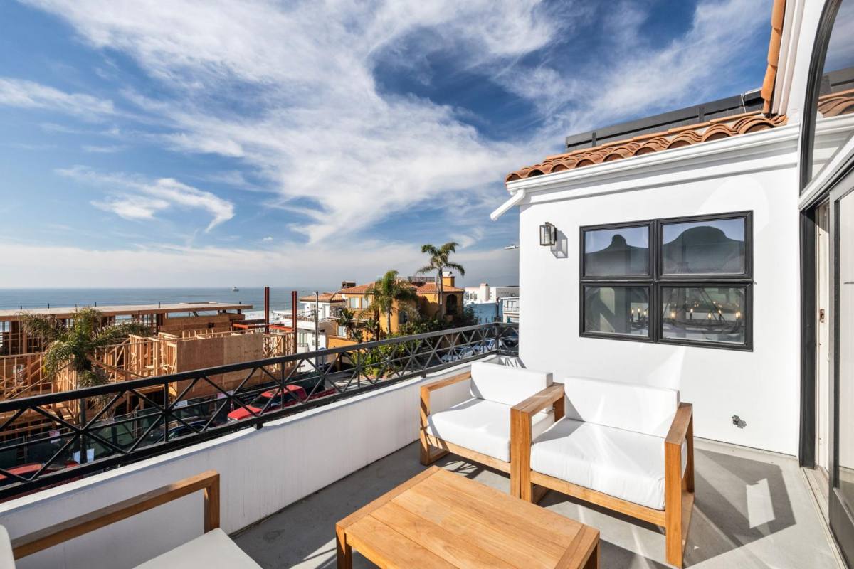 House for rent at 4104 Highland Ave #IMPECCABLE Ocean Vie, Manhattan Beach, CA 90266