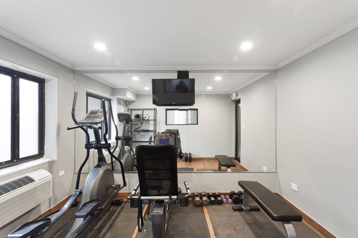 Apartment for rent at 6826 N Ridge Blvd, Chicago, IL 60645