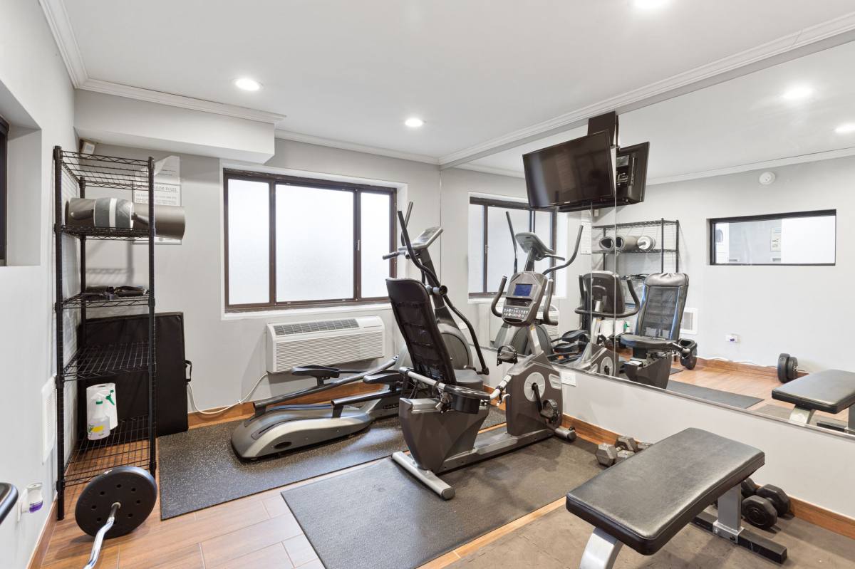 Apartment for rent at 6826 N Ridge Blvd, Chicago, IL 60645