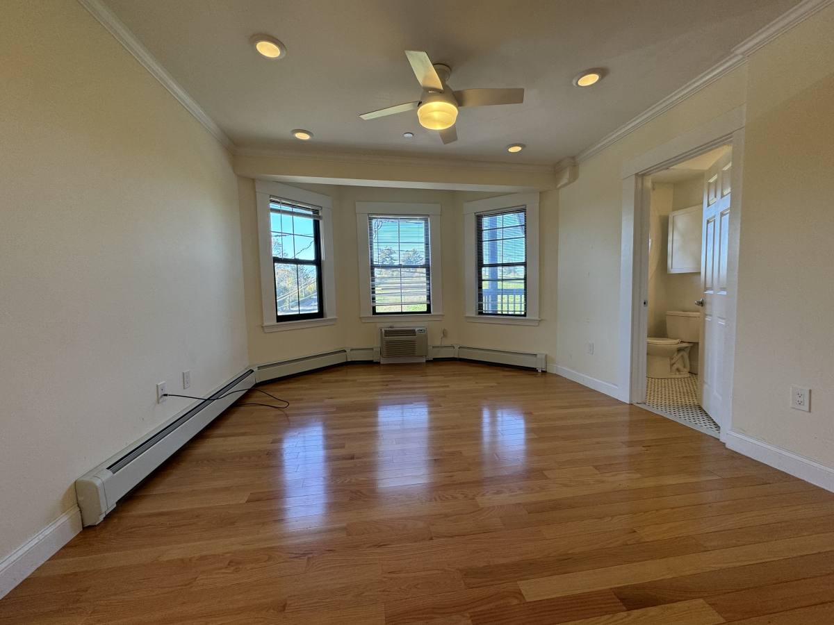 Apartment for rent at 219 Commonwealth Ave #2I, Chestnut Hill, MA 02467