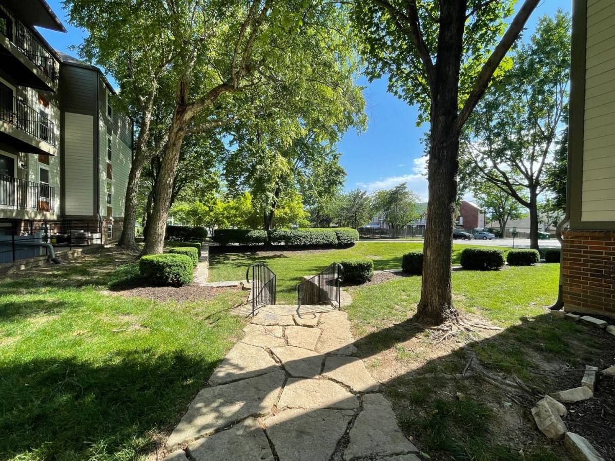 Apartment for rent at 7620 Shawnee Mission Parkway, Mission, KS 66202