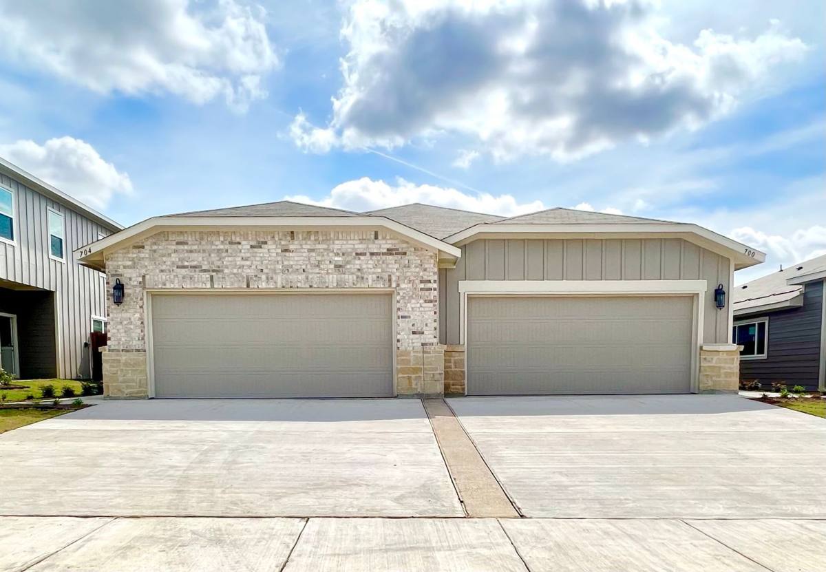 Townhouse for rent at 613 Blackland Dr, Venus, TX 76084