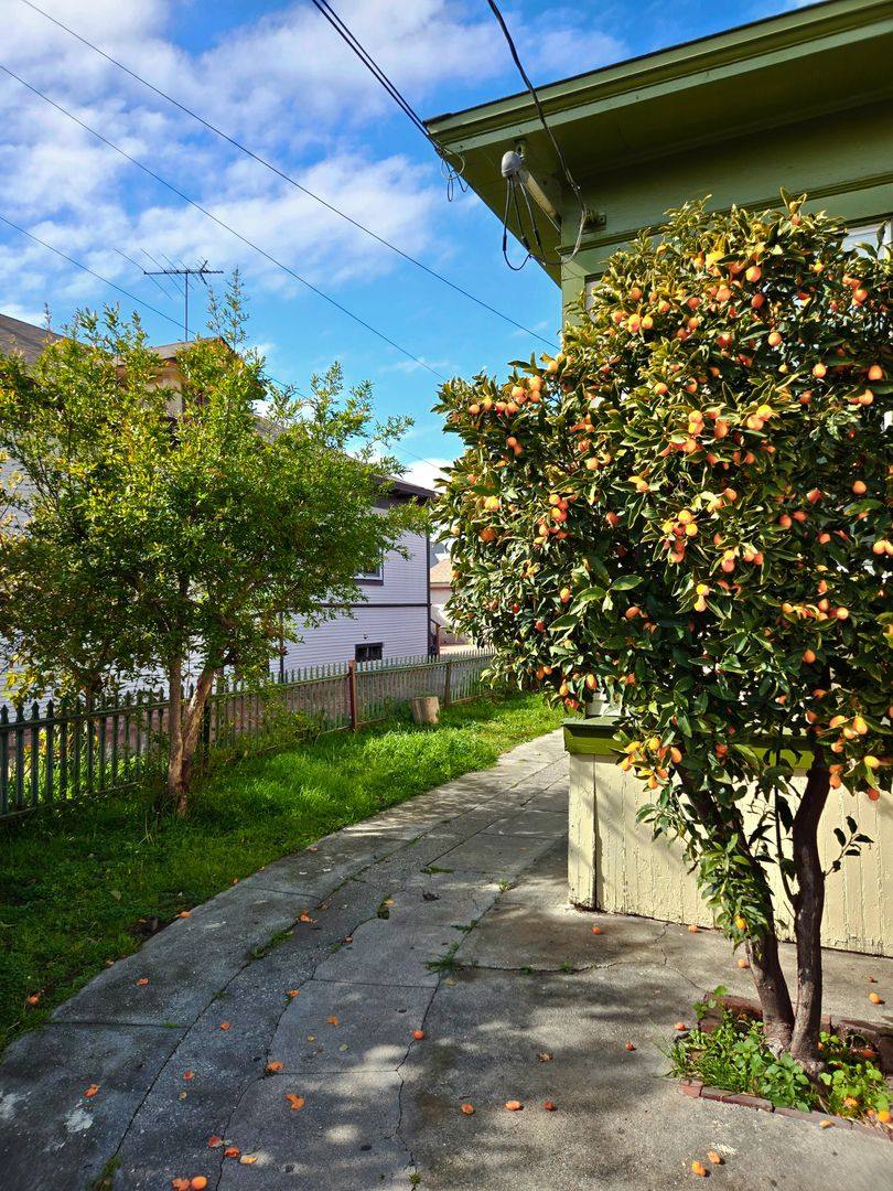 Apartment for rent at 1475 W 28th St, Los Angeles, CA 90007