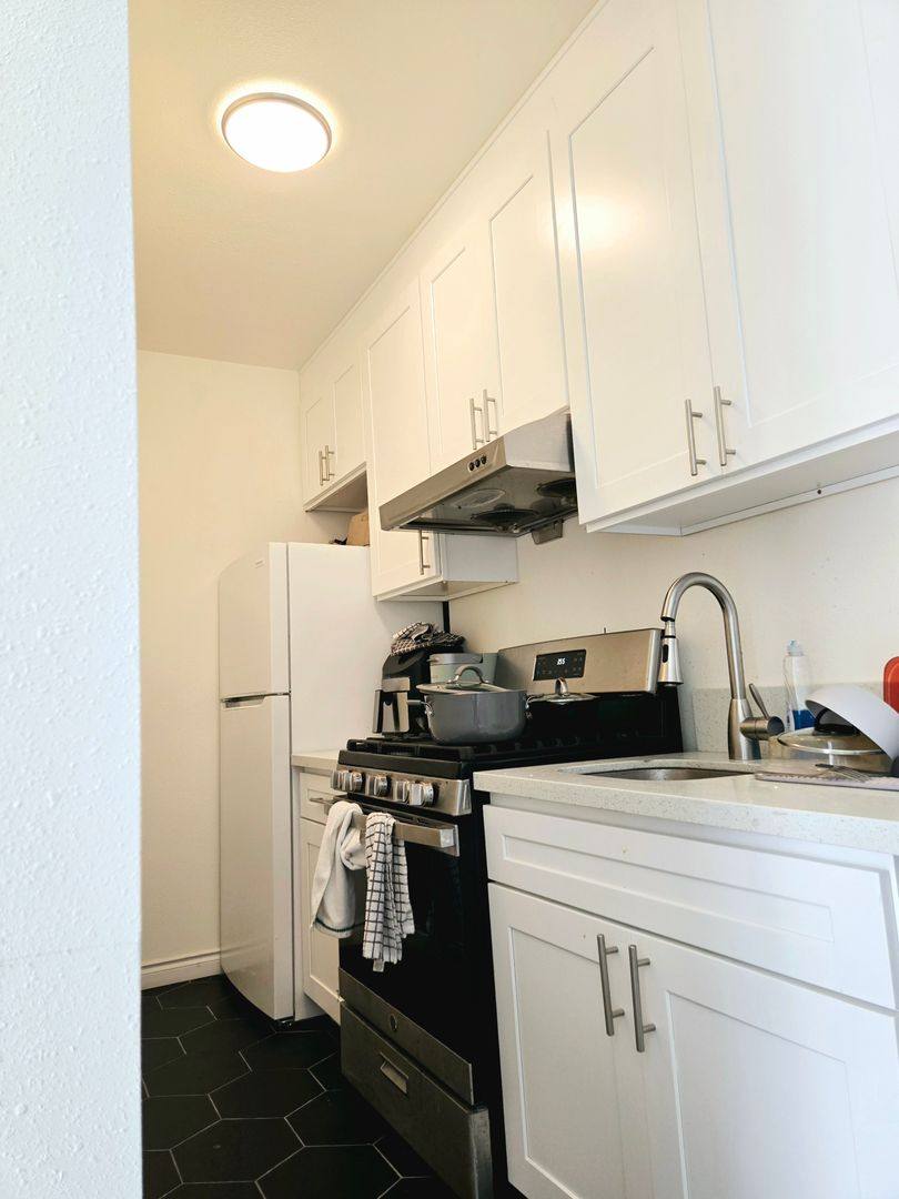 Apartment for rent at 1475 W 28th St, Los Angeles, CA 90007