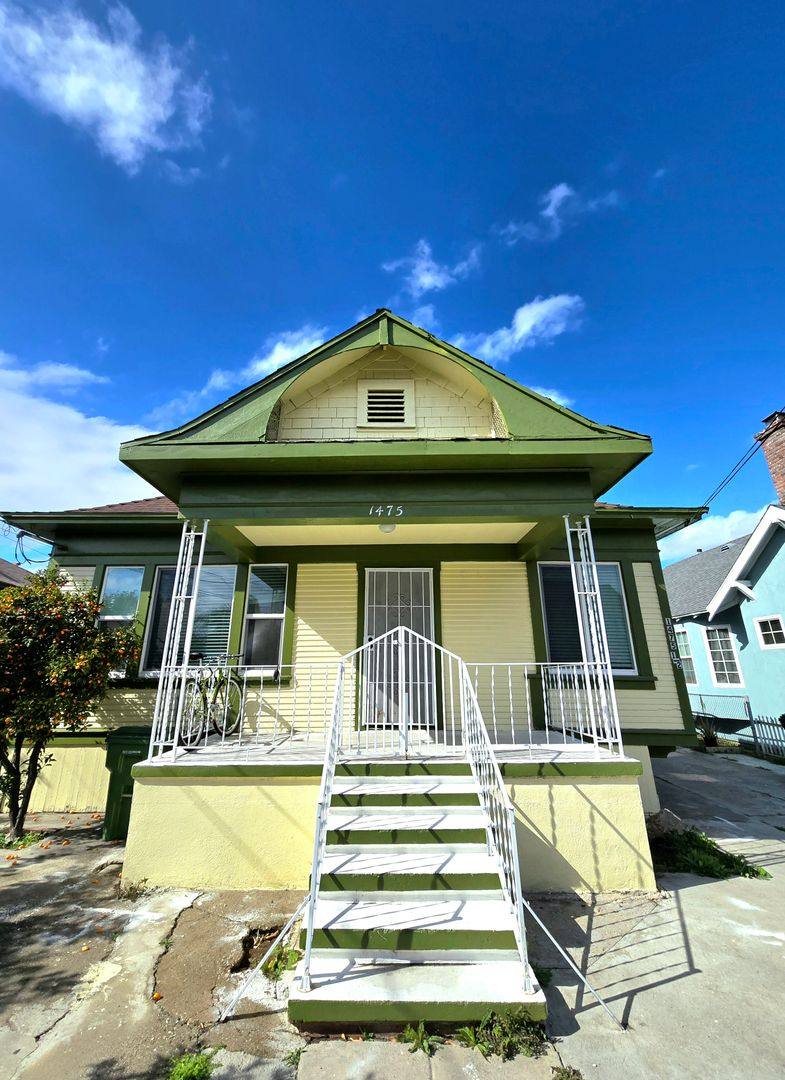 Apartment for rent at 1475 W 28th St, Los Angeles, CA 90007