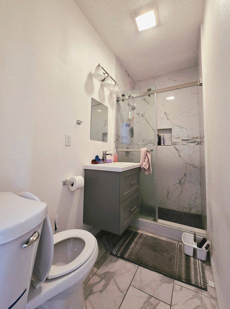 Apartment for rent at 1475 W 28th St, Los Angeles, CA 90007