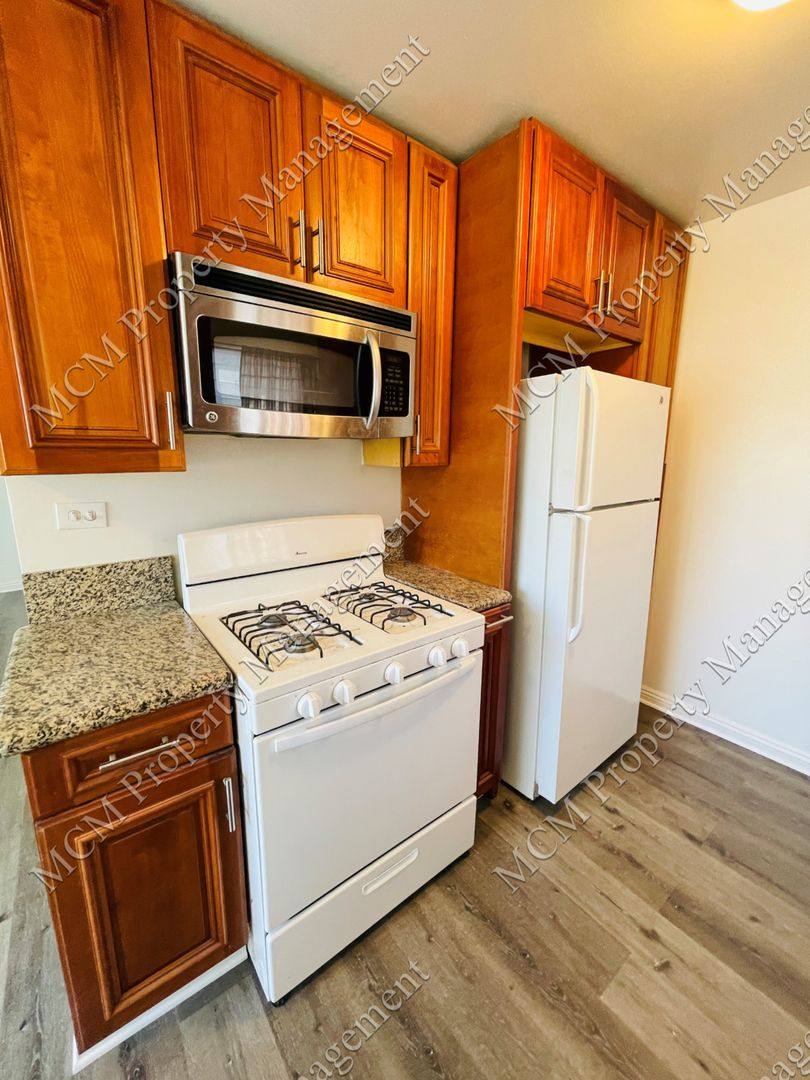 Apartment for rent at 19419 Victory Blvd, Reseda, CA 91335