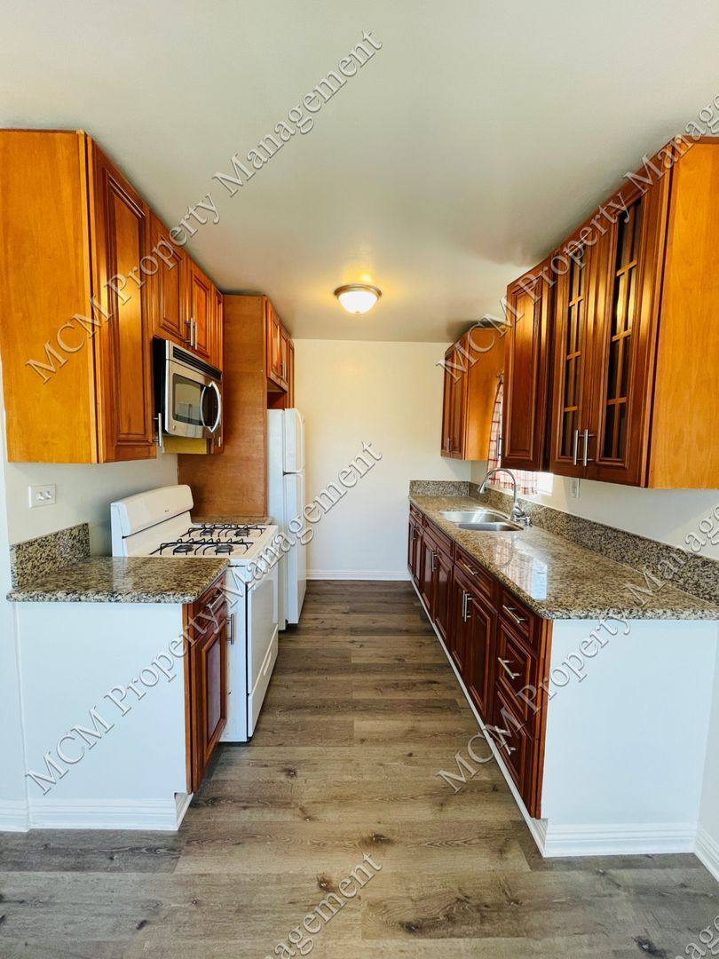 Apartment for rent at 19419 Victory Blvd, Reseda, CA 91335