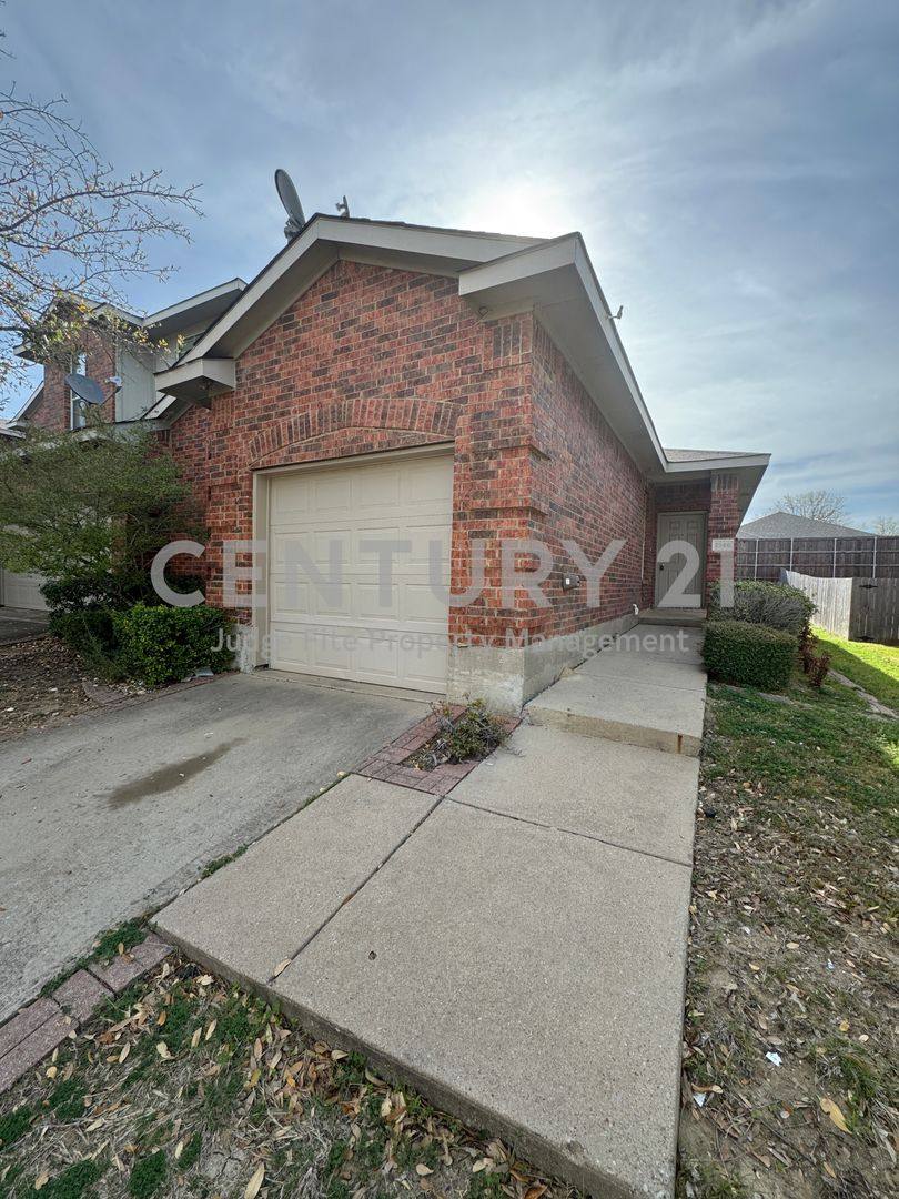 Townhouse for rent at 2146 Stonebrook Lane, Mesquite, TX 75181