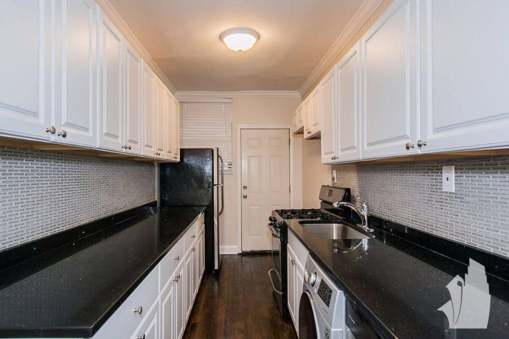 Apartment for rent at 724 W Roscoe St #1N, Chicago, IL 60657