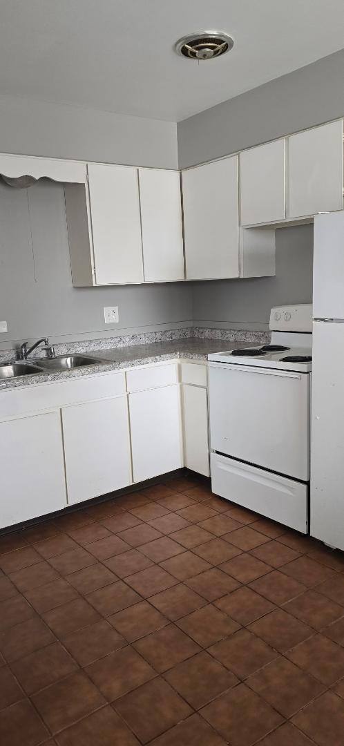Apartment for rent at 2911 Harwick Dr #9, Lansing, MI 48917