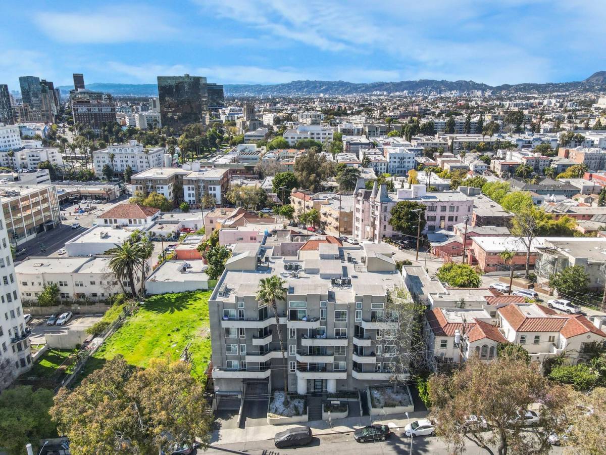 Apartment for rent at 511 S Carondelet St, Los Angeles, CA 90057