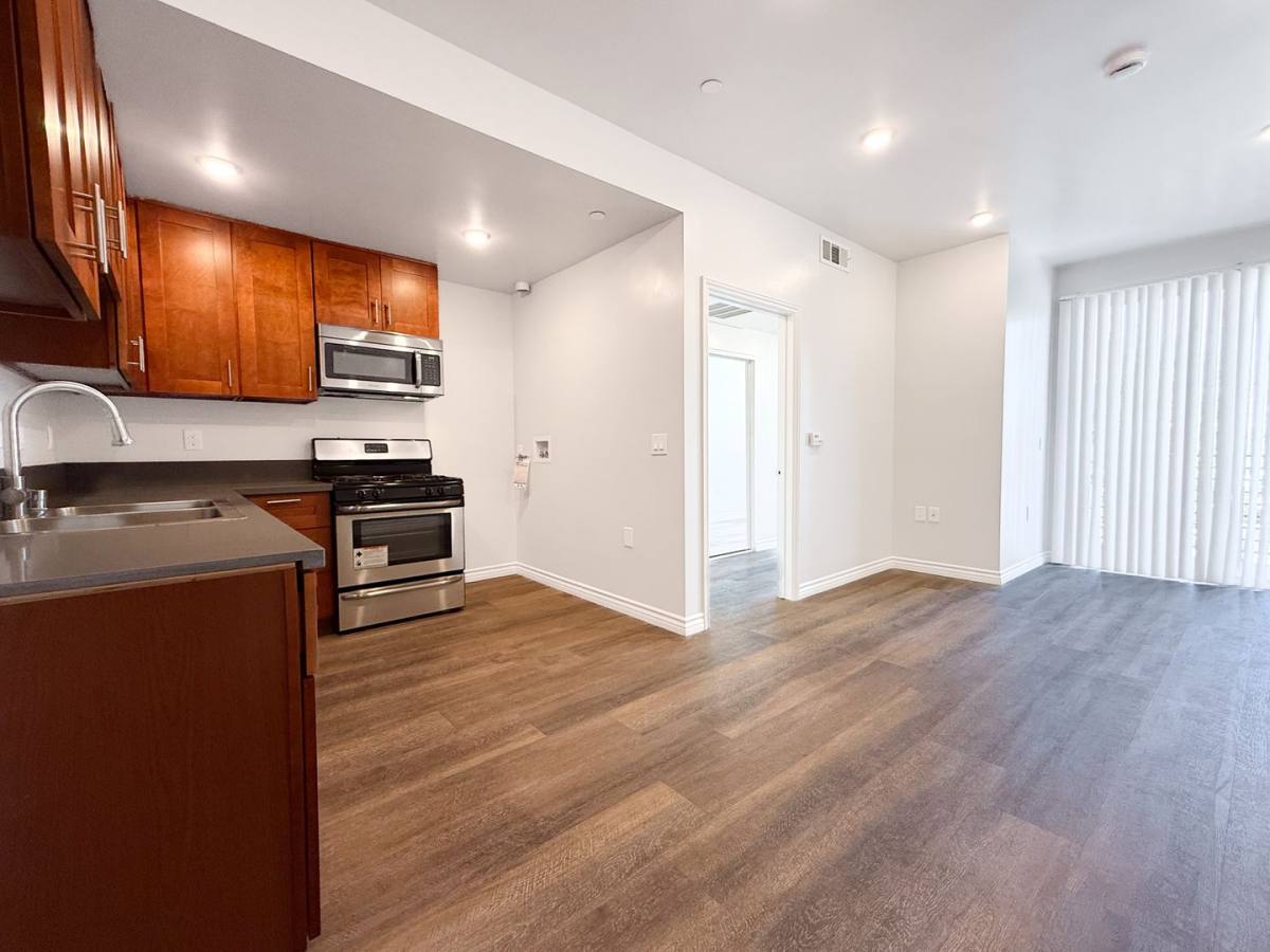 Apartment for rent at 18711 Sherman Way, Reseda, CA 91335