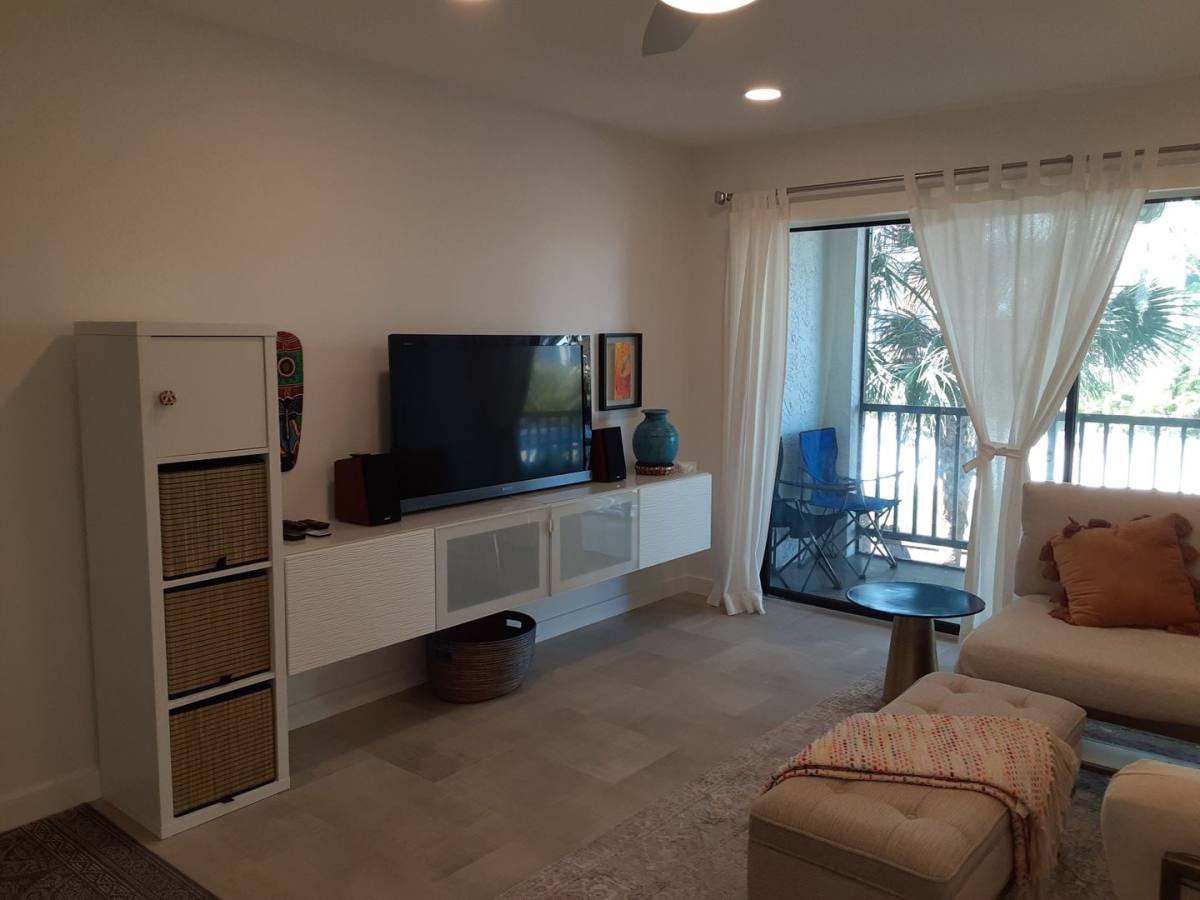 Condo for rent at 631 N Orange Ave, Sarasota, FL 34236