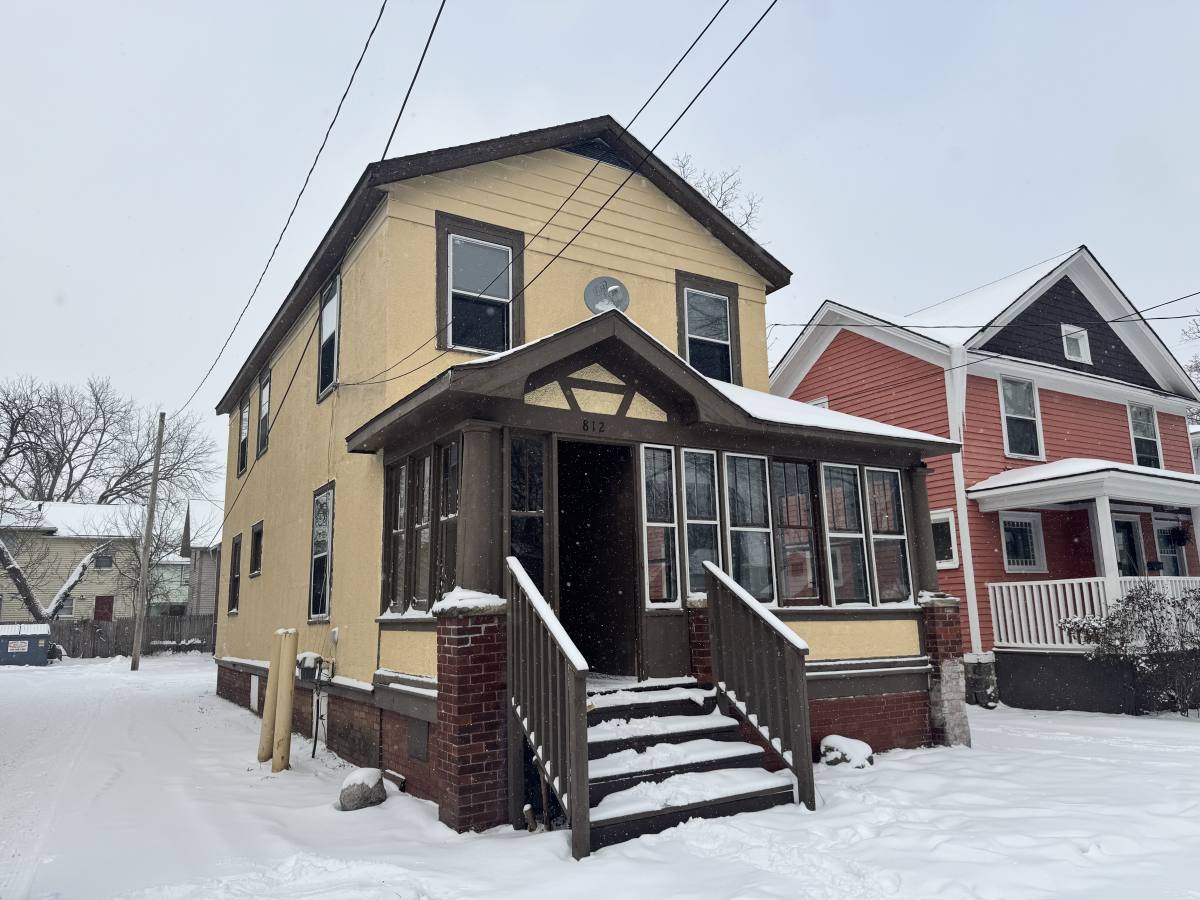 House for rent at 812 W Walnut St, Kalamazoo, MI 49007