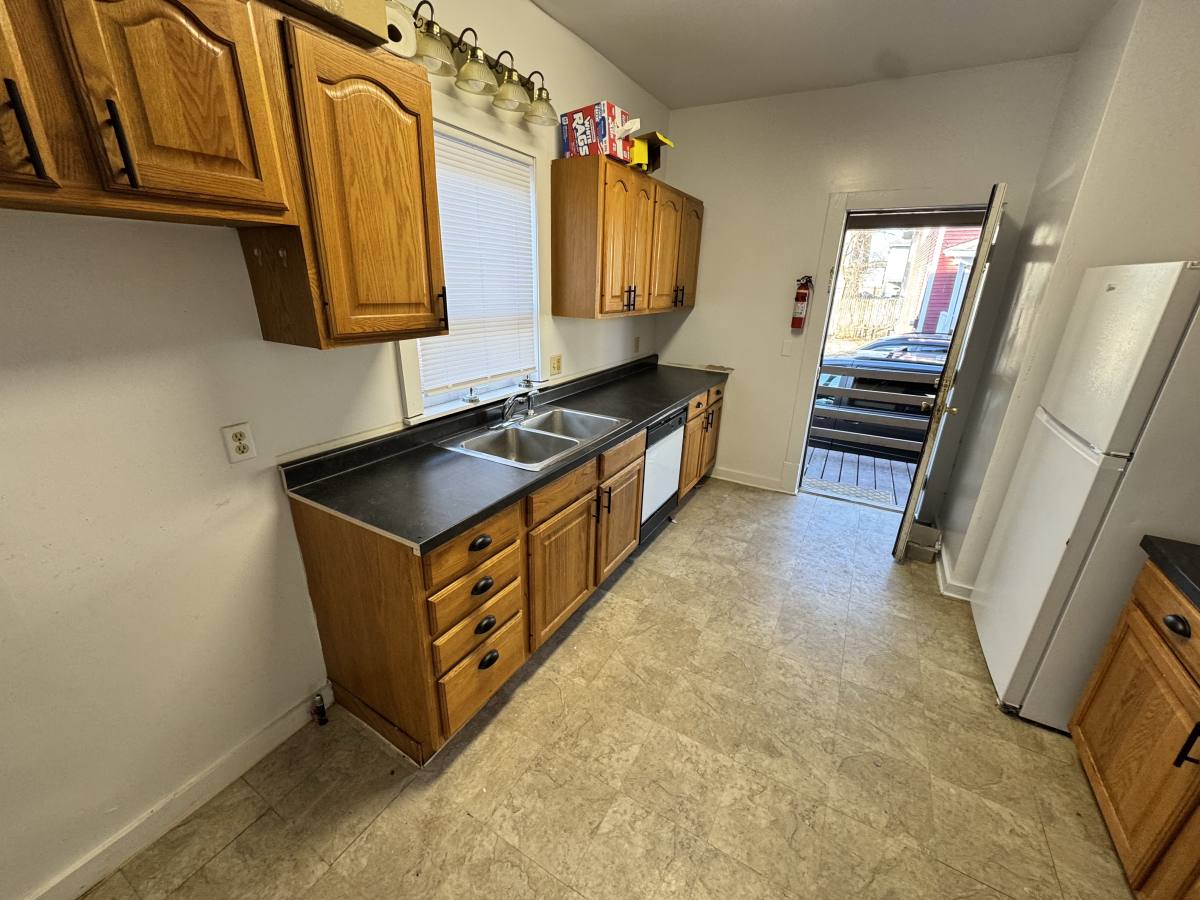 House for rent at 812 W Walnut St, Kalamazoo, MI 49007