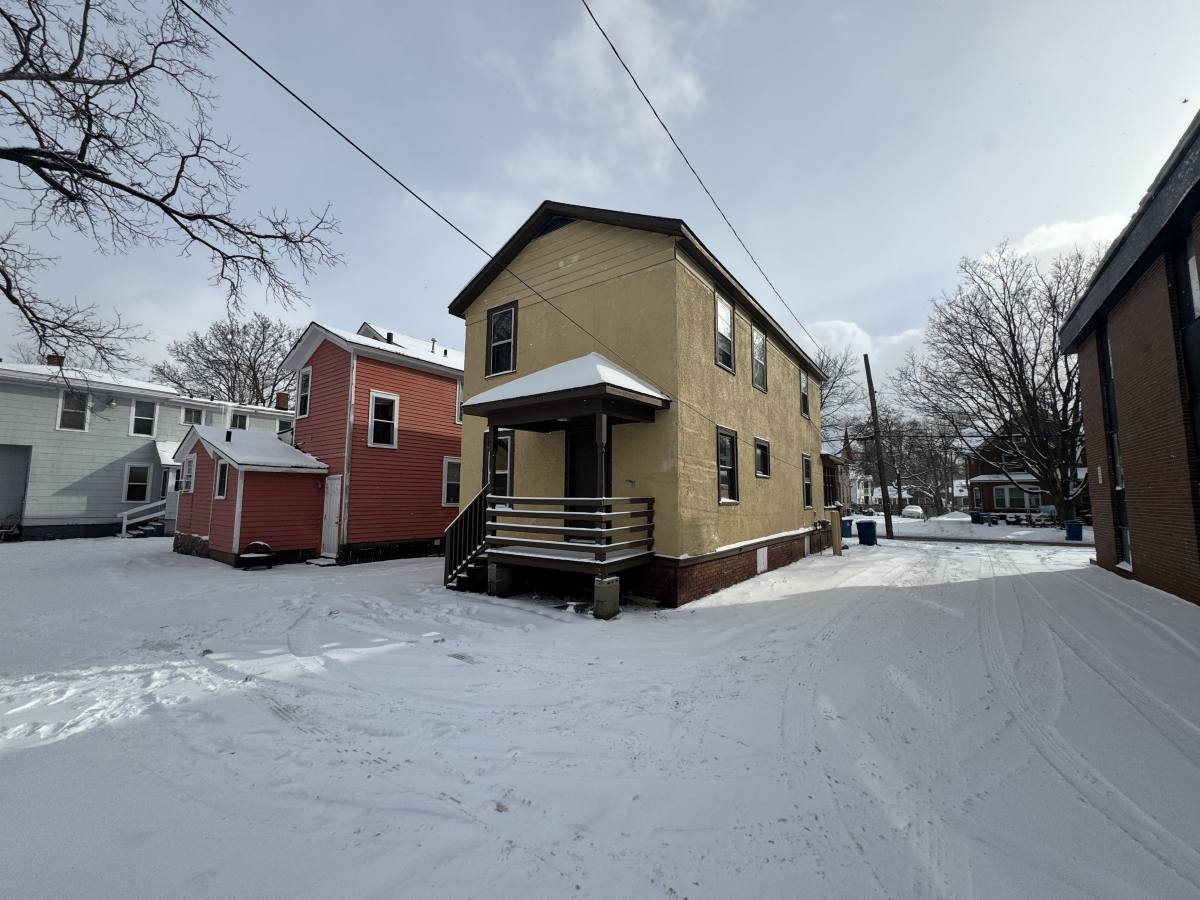House for rent at 812 W Walnut St, Kalamazoo, MI 49007