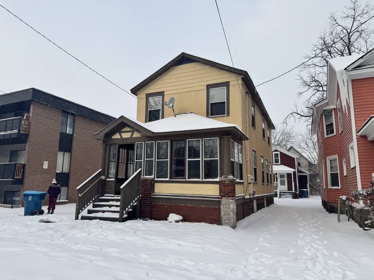 House for rent at 812 W Walnut St, Kalamazoo, MI 49007