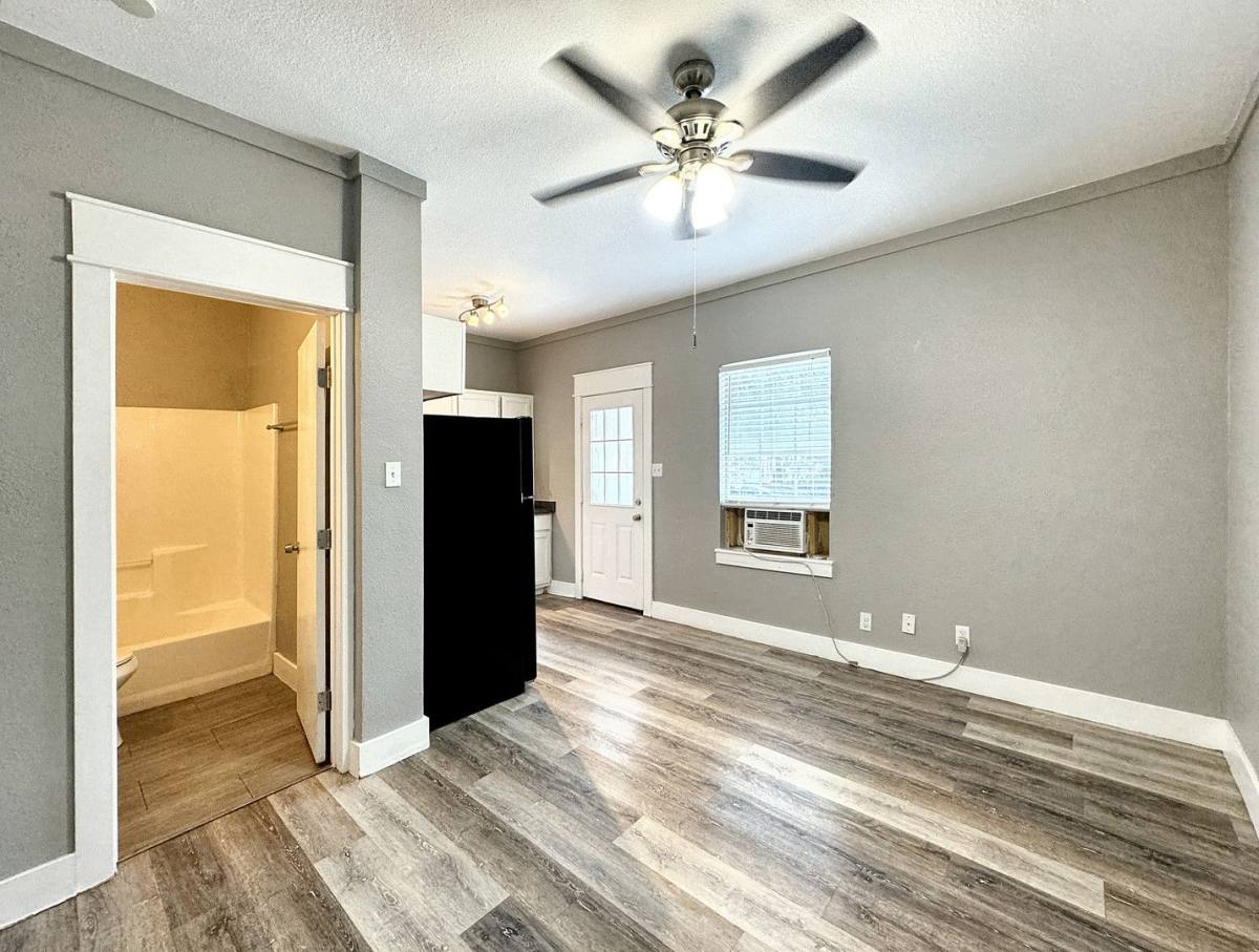 Townhouse for rent at 321 N Chupaderas St, San Antonio, TX 78207