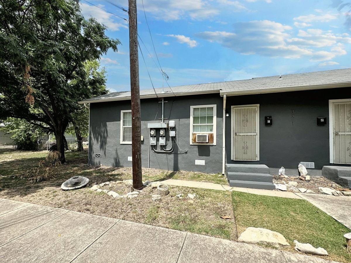 Townhouse for rent at 321 N Chupaderas St, San Antonio, TX 78207