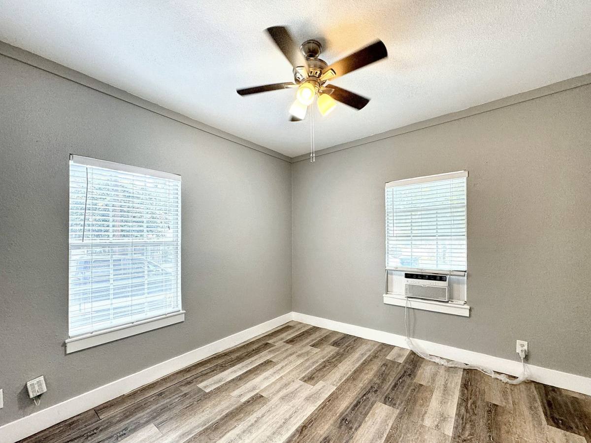 Townhouse for rent at 321 N Chupaderas St, San Antonio, TX 78207