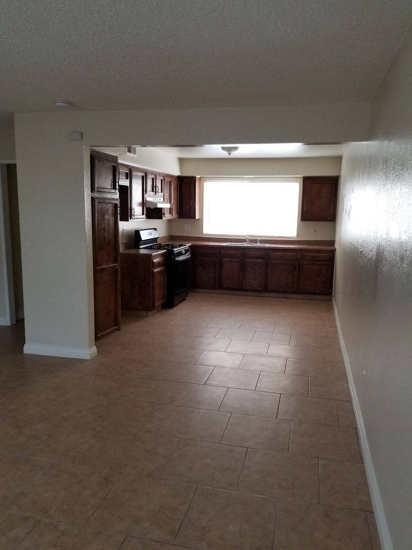 Townhouse for rent at 1011 Padre St, Bakersfield, CA 93307