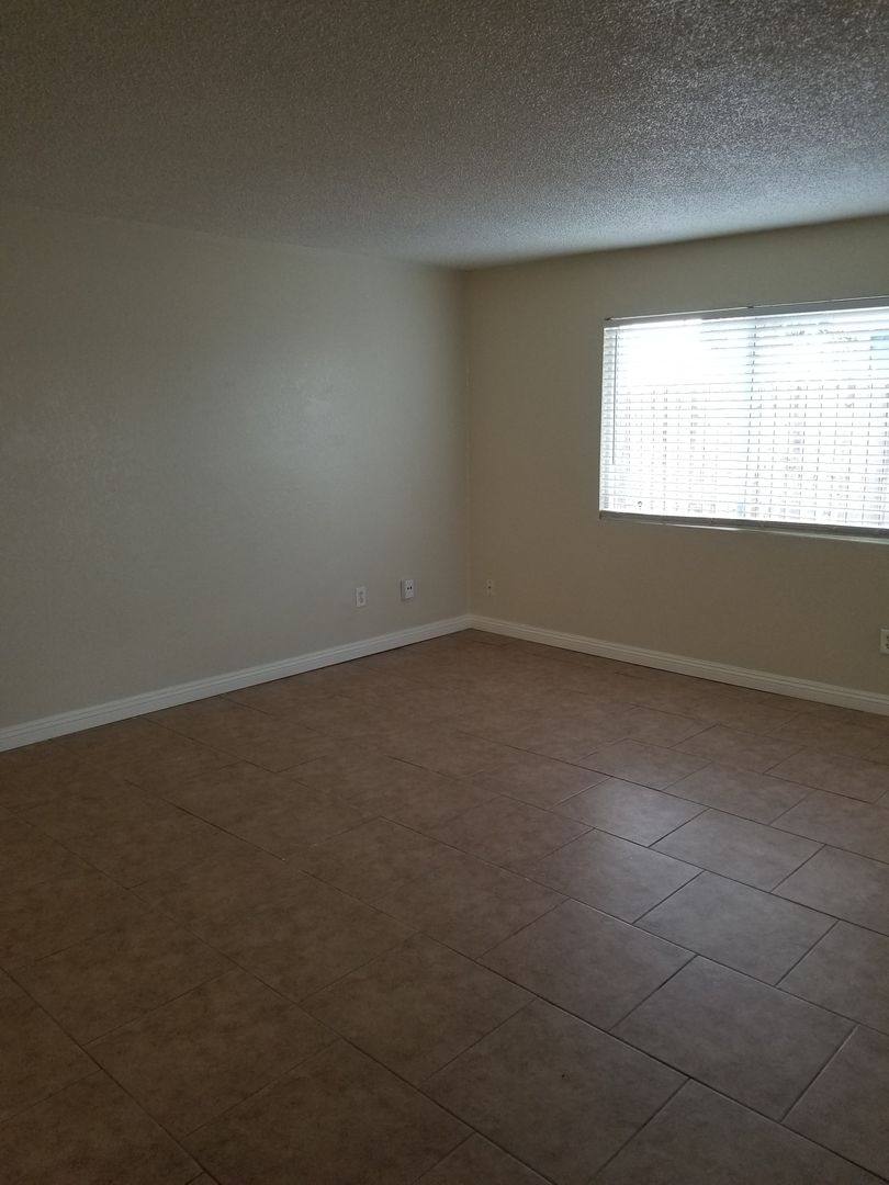 Townhouse for rent at 1011 Padre St, Bakersfield, CA 93307