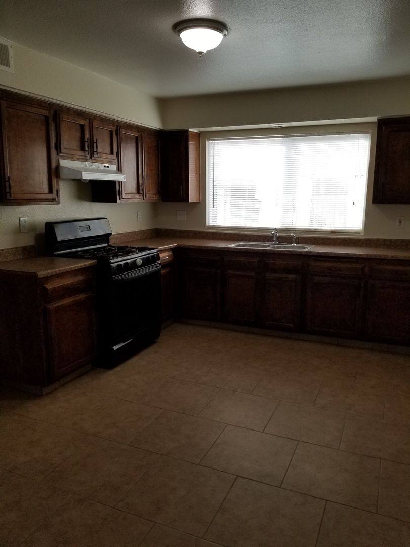 Townhouse for rent at 1011 Padre St, Bakersfield, CA 93307