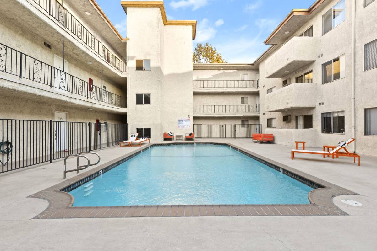 Apartment for rent at 625 N Sycamore Ave, Los Angeles, CA 90036