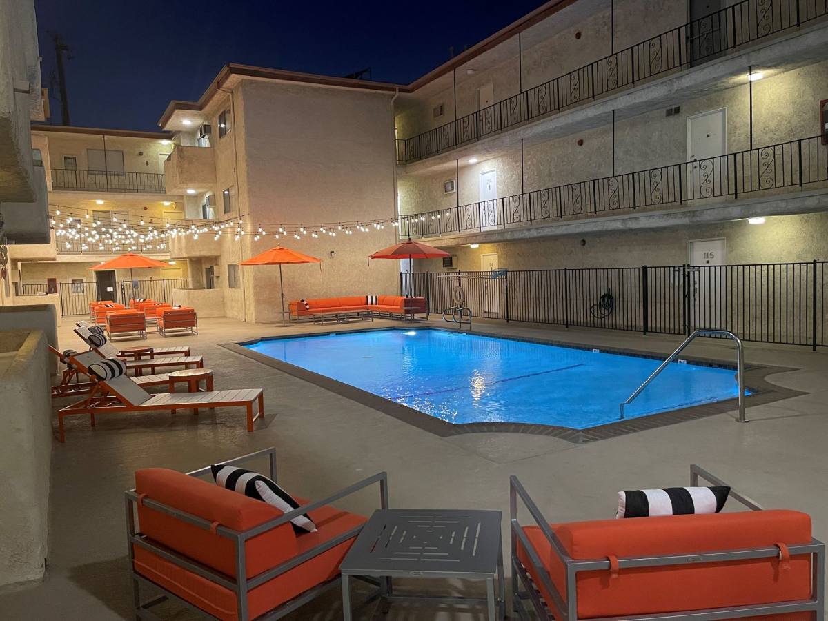 Apartment for rent at 625 N Sycamore Ave, Los Angeles, CA 90036
