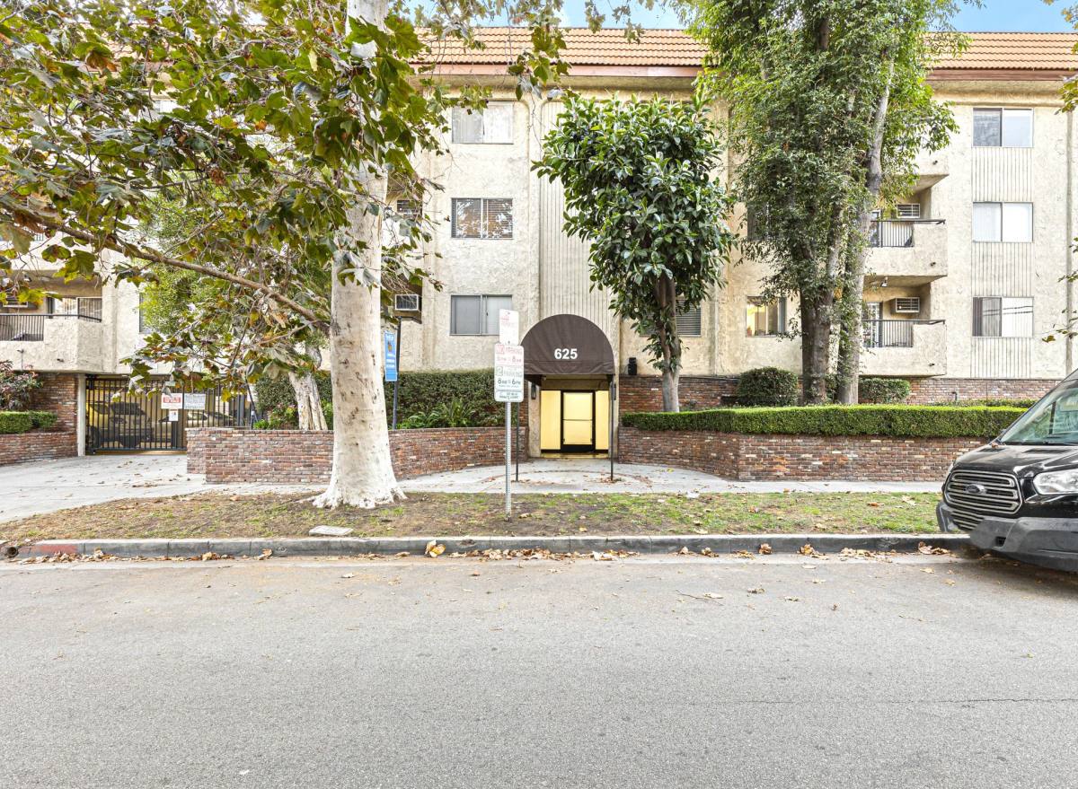 Apartment for rent at 625 N Sycamore Ave, Los Angeles, CA 90036