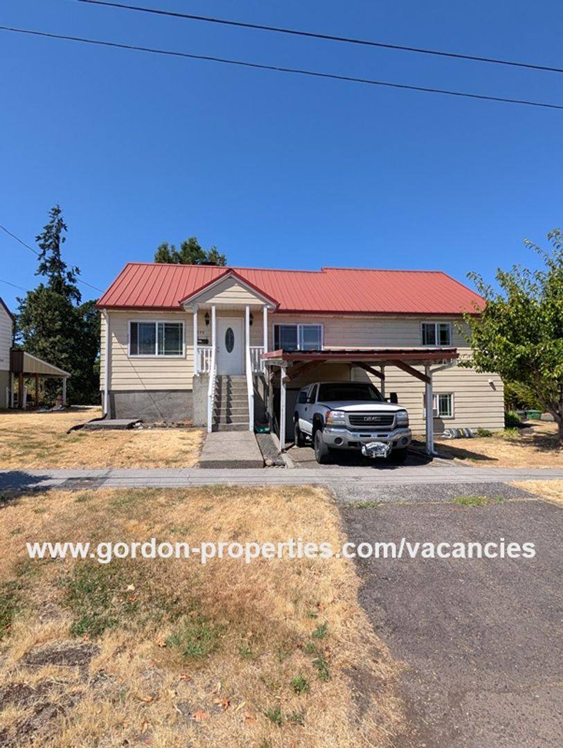 Townhouse for rent at 275 S 5th St, Saint Helens, OR 97051