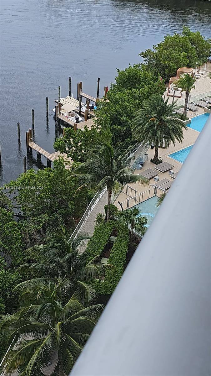 Apartment for rent at 16385 Biscayne Blvd, North Miami Beach, FL 33160