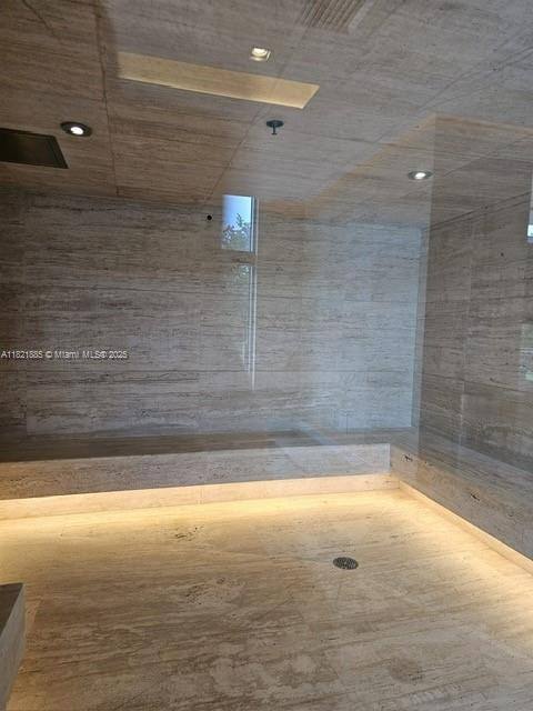 Apartment for rent at 16385 Biscayne Blvd, North Miami Beach, FL 33160