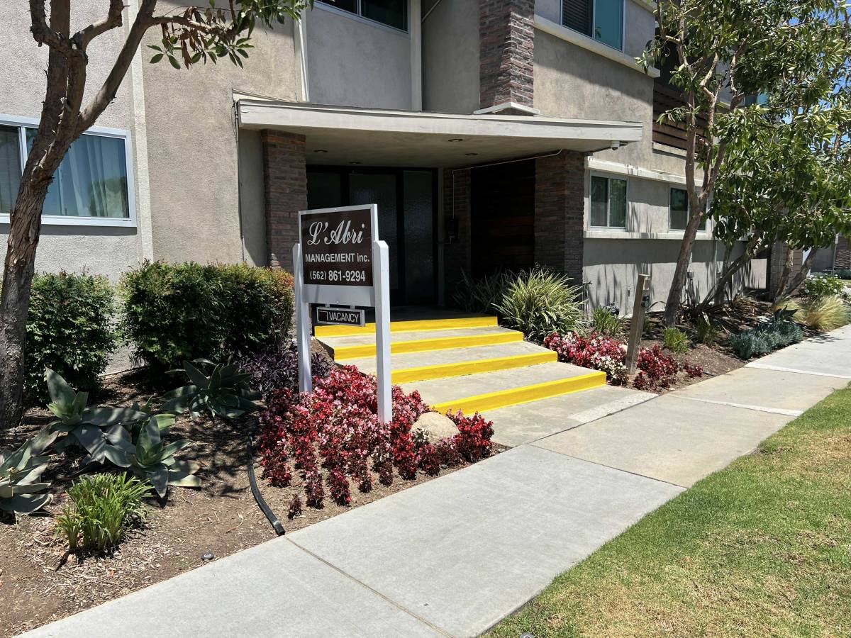 Apartment for rent at 2425 E Carson St #19, Lakewood, CA 90712