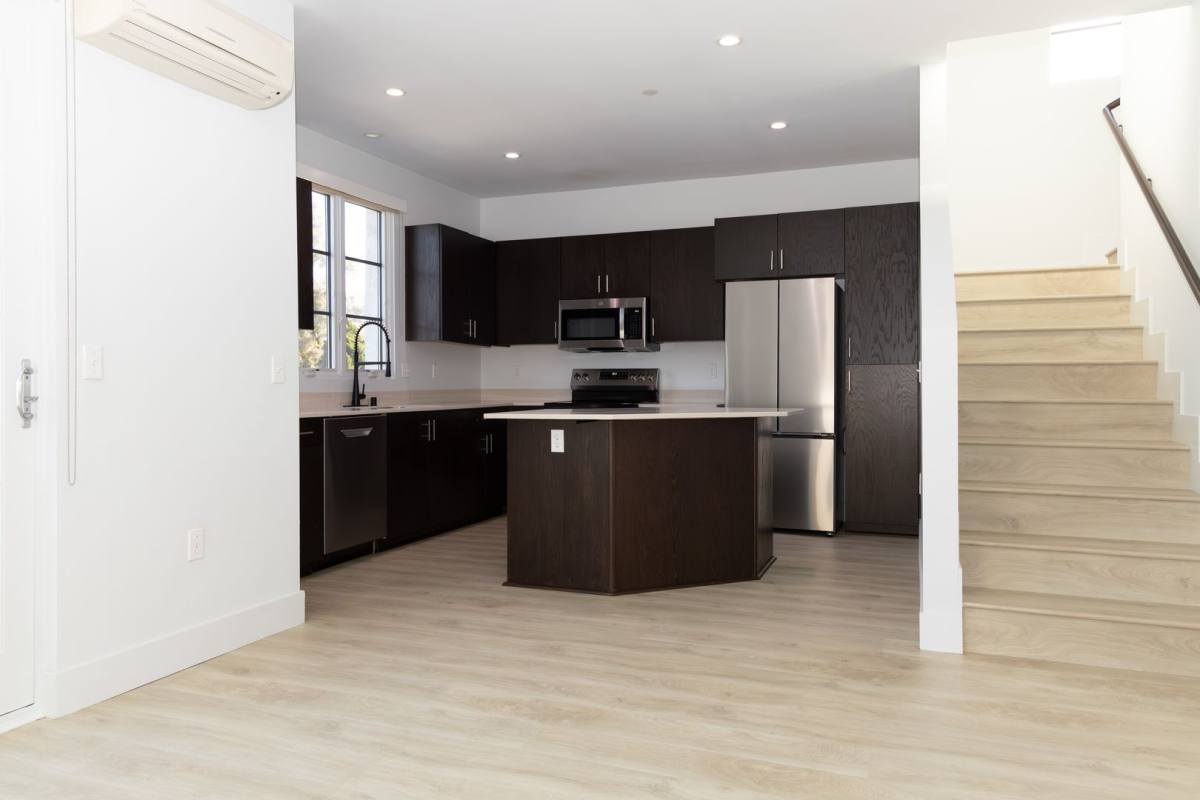 Apartment for rent at 72 W Santa Clara St, Ventura, CA 93001