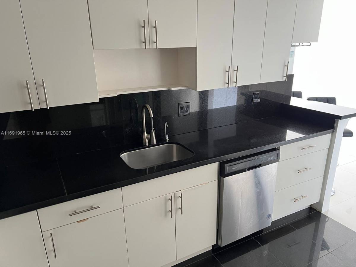 Apartment for rent at 500 Bayview Dr #620, North Miami Beach, FL 33160