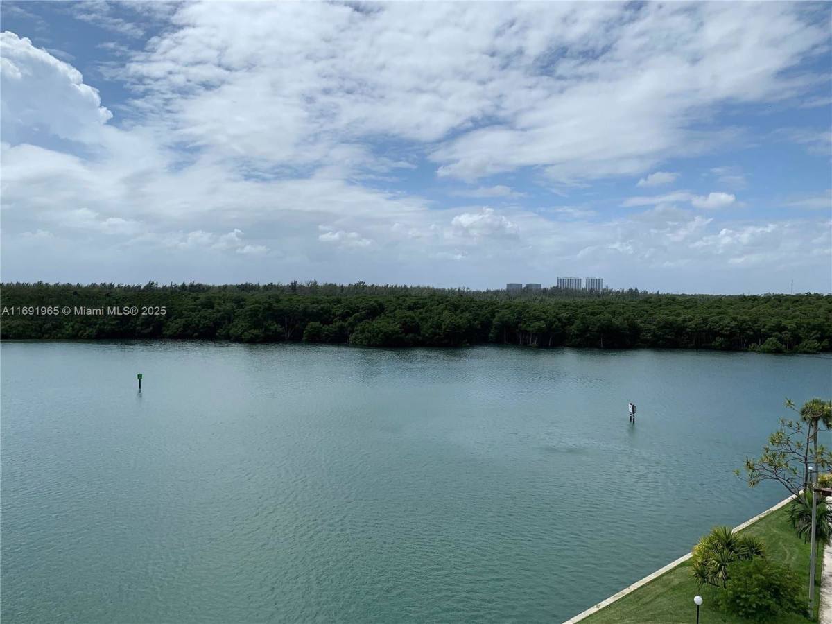 Apartment for rent at 500 Bayview Dr #620, North Miami Beach, FL 33160