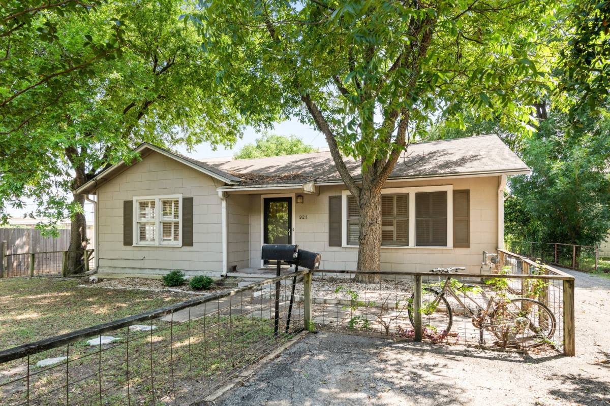 Apartment for rent at 921 E 37th St, Austin, TX 78705