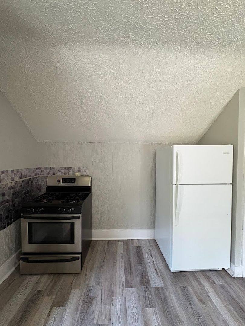 Apartment for rent at 656 Kling St, Akron, OH 44311