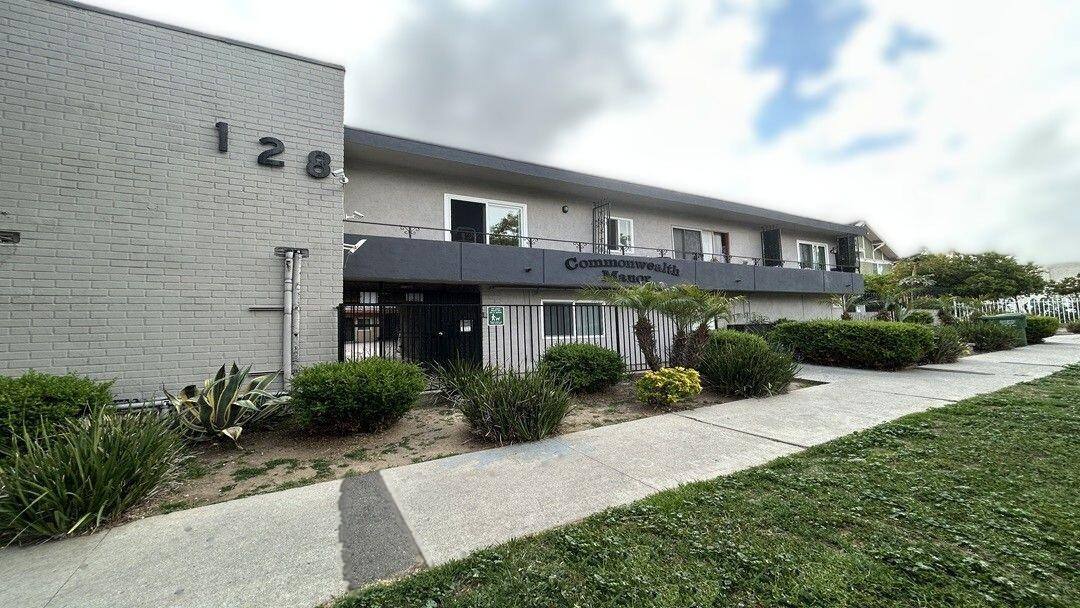 Apartment for rent at Commonwealth Manor, 128 S Commonwealth Ave #213, Los Angeles, CA 90004