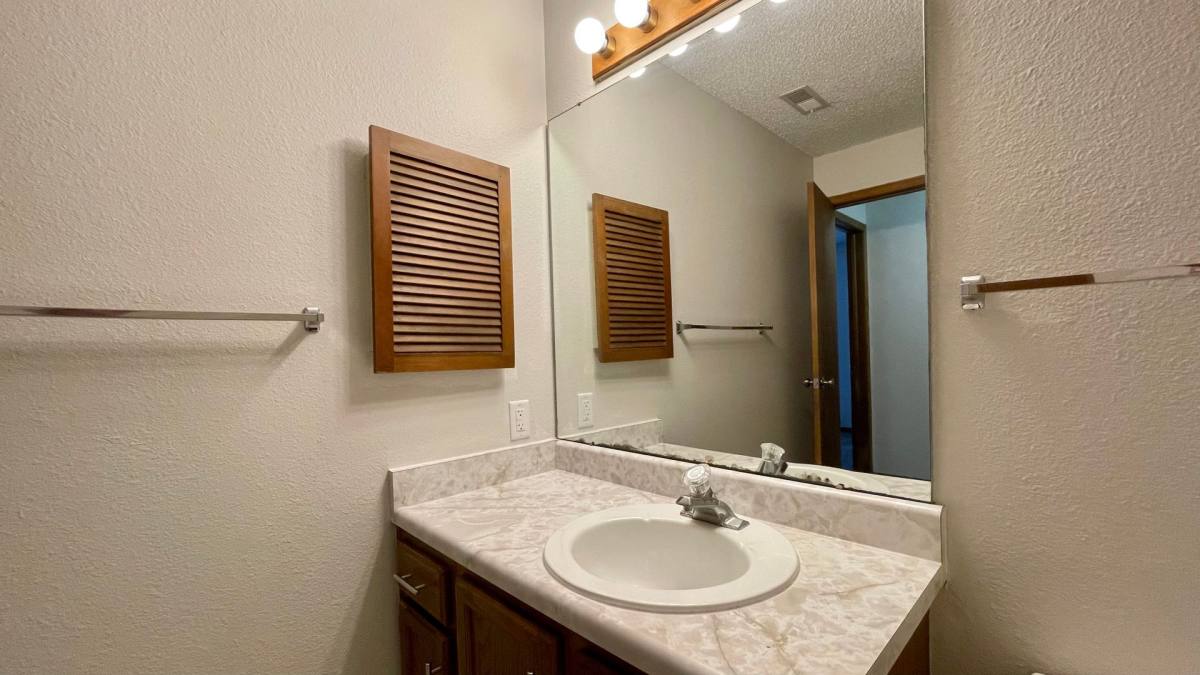Apartment for rent at 901 Roanoke Court, Lincoln, NE 68510