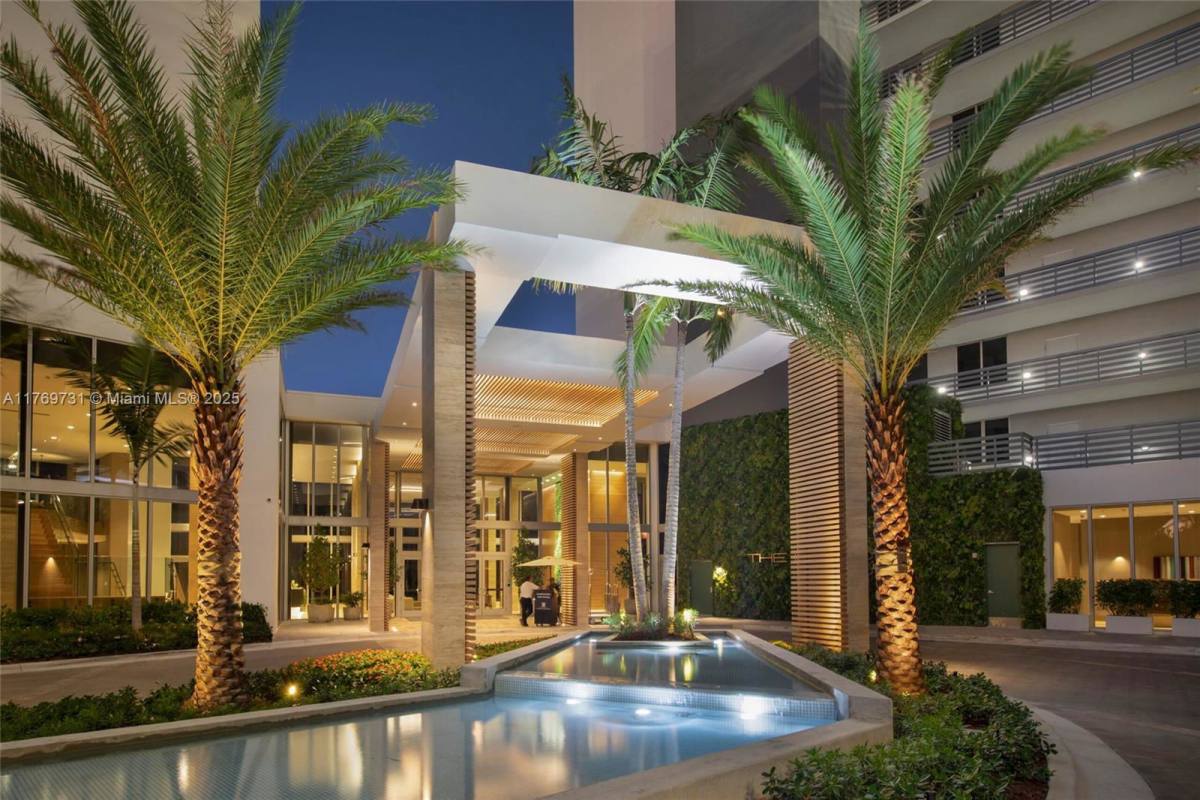 Apartment for rent at 16385 Biscayne Blvd, North Miami Beach, FL 33160